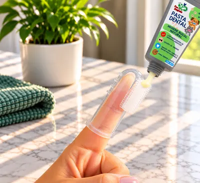 Se pone pasta dental sobre un cepillo de dedo de silicona transparente